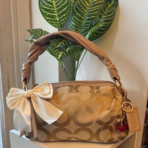 🩷🤍Coach Signature “C” Pink 🤍🩷